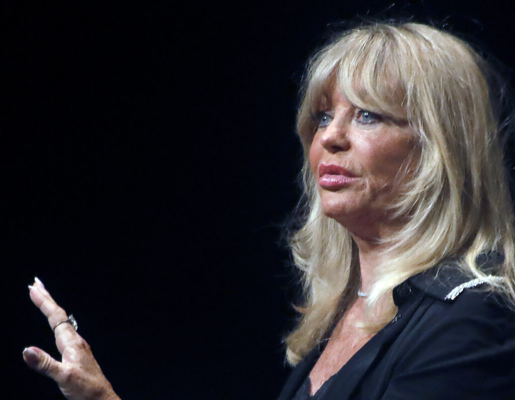 Read more about the article Goldie Hawn Charms In Appearance At The Kavli